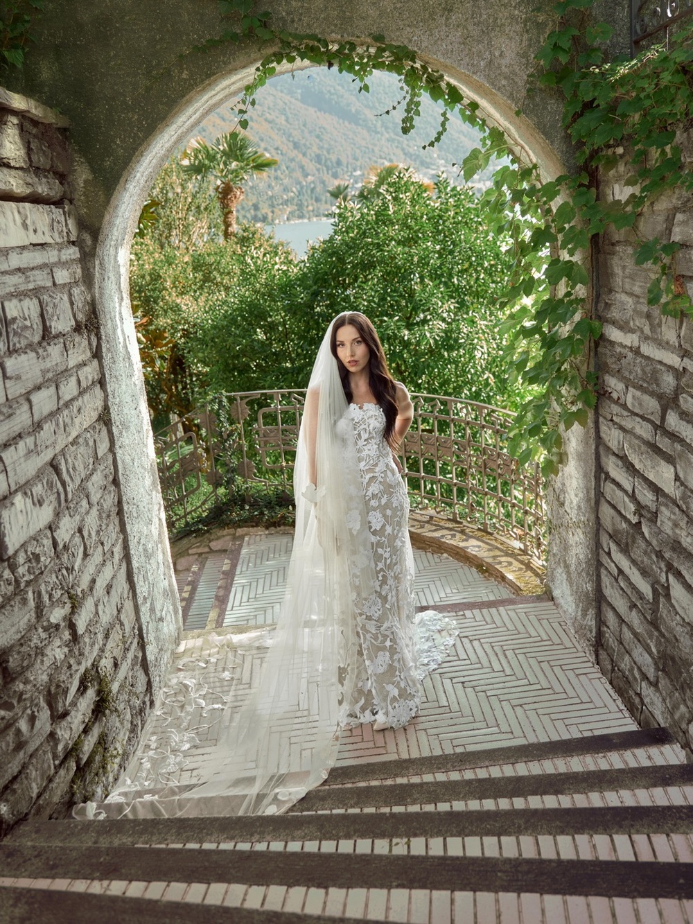 Oscar De La Renta Embroidered Lace Bridal Gown with Veil - White Floral - Picture 4 of 5